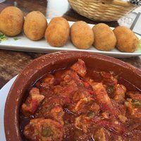 SOPA CASTELLANAALBÓNDIGAS EN SALSA JARDINERAHUEVOS ROTOS CON SU CHISTORRA Y SU PIMIENTOCALLOS A LA MADRILEÑACHAMPIÑÓN A LA PLANCHAREJOS A LA ANDALUZA CON SALSA ALIOLIPISTO MANCHEGO CON HUEVO DE GRANJALACÓN A LA PLANCHACALAMARES A LA ANDALUZA CON SALSA ALIOLIBOQUERONES EN VINAGRETORTILLA ESPAÑOLACHORICITOS  AL JEREZMIGAS ILUSTRADAS CON HUEVO DE GRANJAPATATAS BRAVASPATATAS ALIOLIMORCILLA DE ARRÓZGAMBAS AL AJILLOOREJA A LA PLANCHACROQUETAS CASERAS DE CARNE DE COCIDOPIMIENTOS DEL PIQUILLO RELLENOS DE BACALAO Y GAMBASTORREZNOS DE SORIA