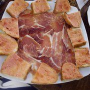 PLATAZO DE JAMÓN AL CORTE CON SU PAN Y SU TOMATEQUESO MANCHEGOQUESO MANCHEGO EN ACEITECHORIZO IBÉRICOSALCHICHÓN IBÉRICOLOMO EMBUCHADOTABLA DE FIAMBRES